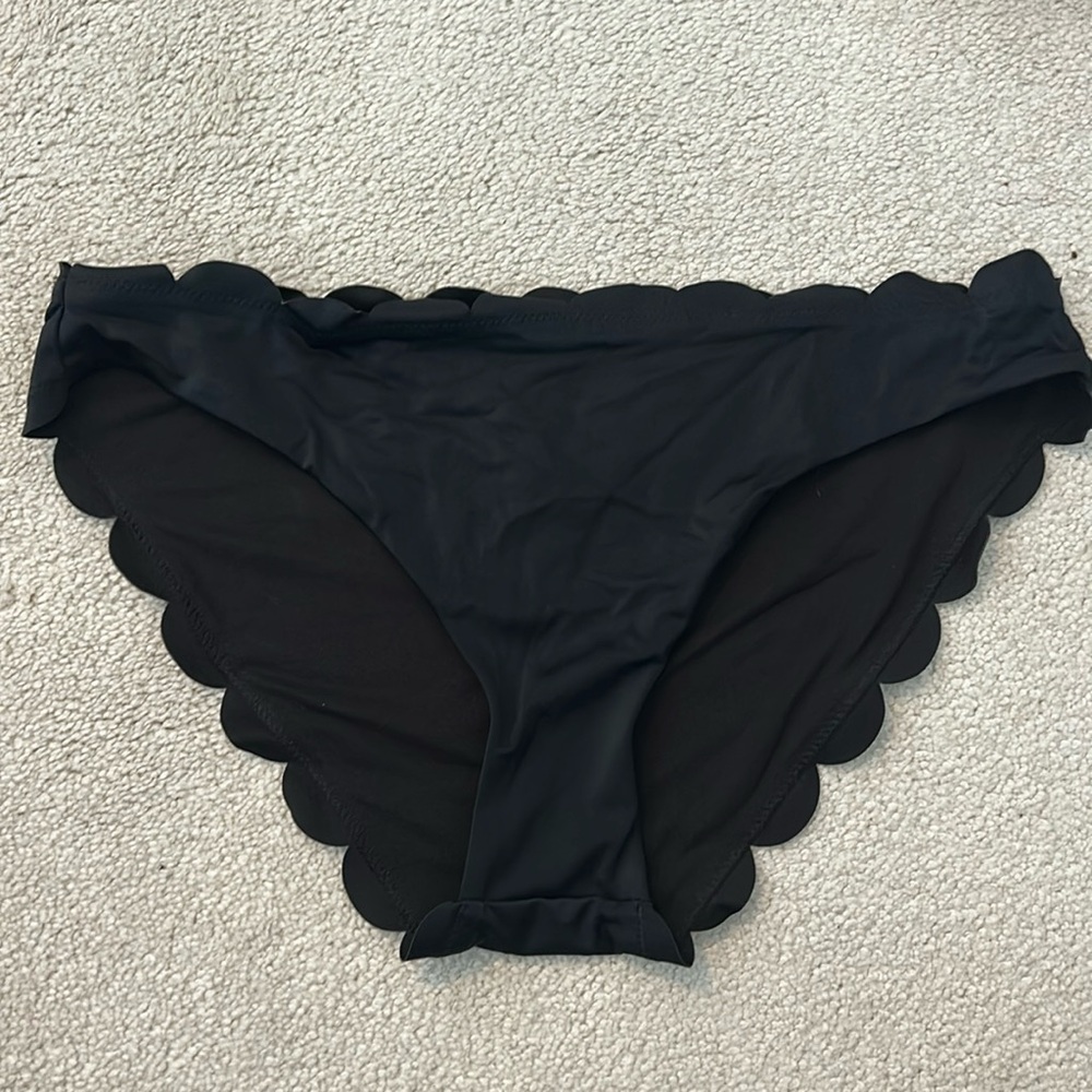 Vanilla/beach scalloped bottoms